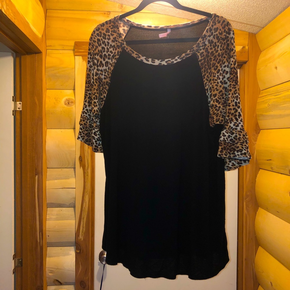 Boutique Brand leopard printed sleeved top